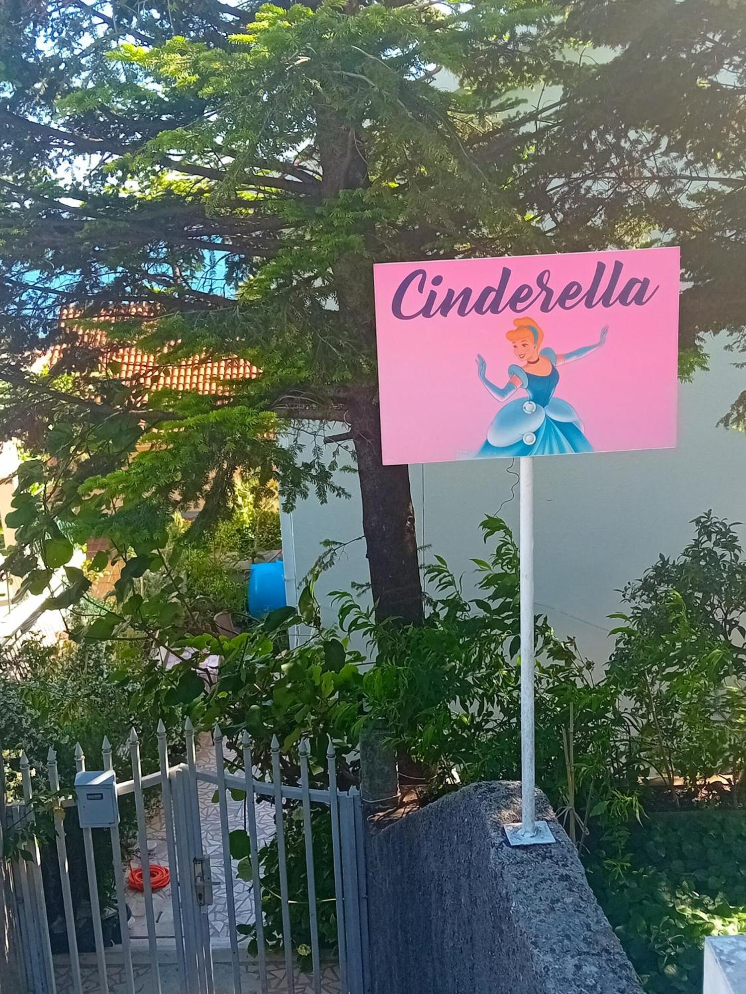 Guest House Cinderella 헤르섹 외부 사진